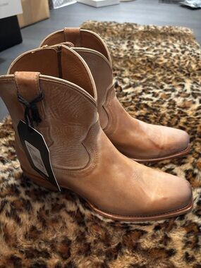Cleo + Wolf tan western booties with zippered sides NWT